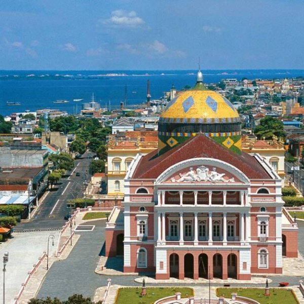 O Teatro Amazonas foi construído no auge do ciclo da borracha em 1882, e inaugurado em 1896. É o principal monumento artístoco culturas do estado do Amazonas. Manaus (AM). Foto: Werner Zotz.